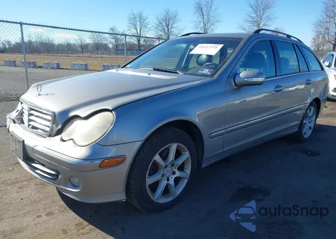 2005 Mercedes-Benz C 240 Luxury 4Matic z USA, uszkodzony, nr VIN WDBRH81J45F600478